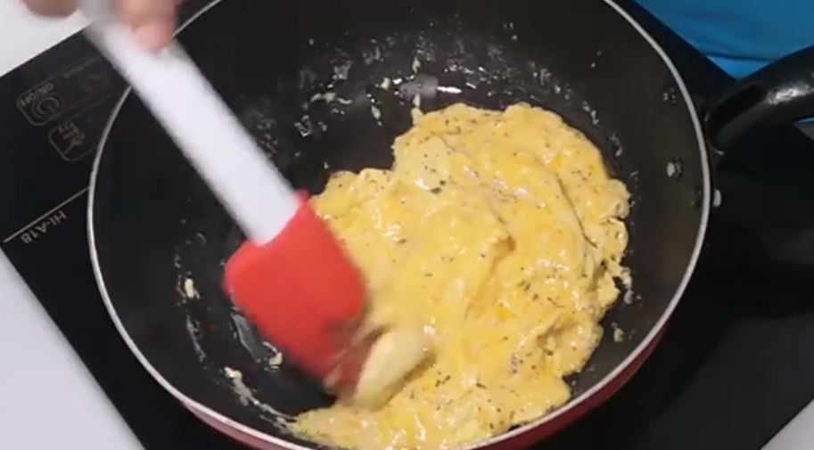 Keto Scramble Eggs with Cheese