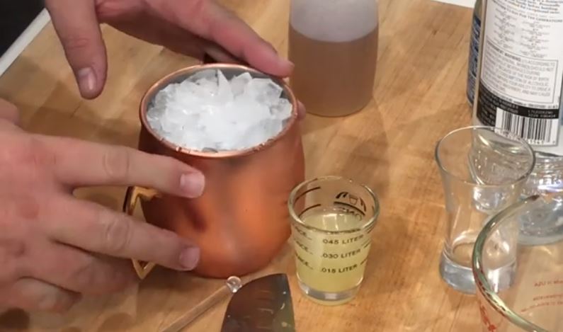Don't miss out on your favorite drinks just because you are watching your carbs! Now you can make an awesome keto Moscow Mule right at home!