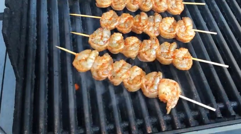 Trying to avoid dairy for lunch but don't know what to eat? Then try this amazing buttery shrimp skewers which are both dairy free and keto friendly!