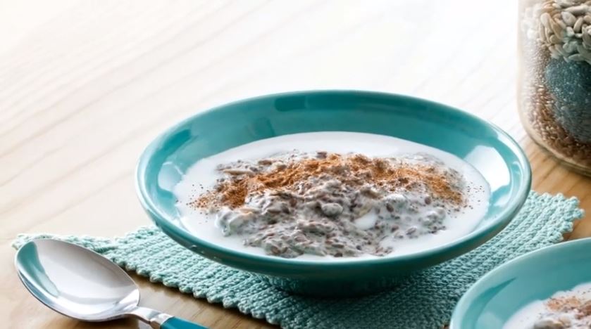 Do you love your oatmeal in the mornings but are following the keto diet? Then you need to try this fantastic oatmeal version with no oats!