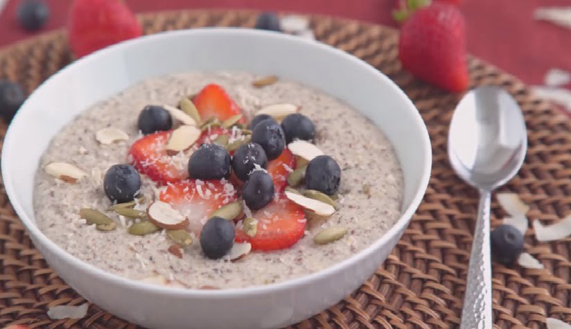 Do you love your oatmeal in the mornings but are following the keto diet? Then you need to try this fantastic oatmeal version with no oats!