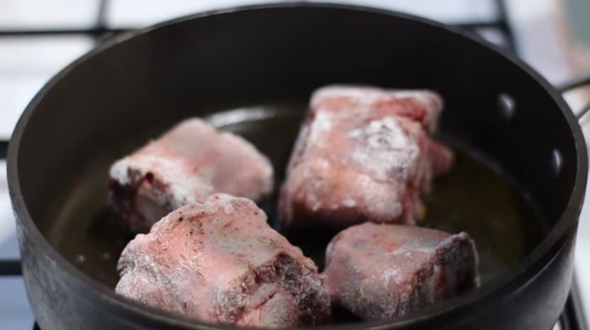 Craving stew for dinner? Then this dairy free keto oxtail stifado is the way to go! Check out this recipe and impress everyone with its strong flavors.