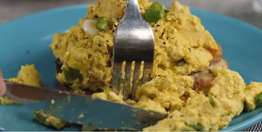 Start your day with this protein-packed breakfast option! After tryin this delicious tofu scramble recipe you'll look as tofu with new eyes!