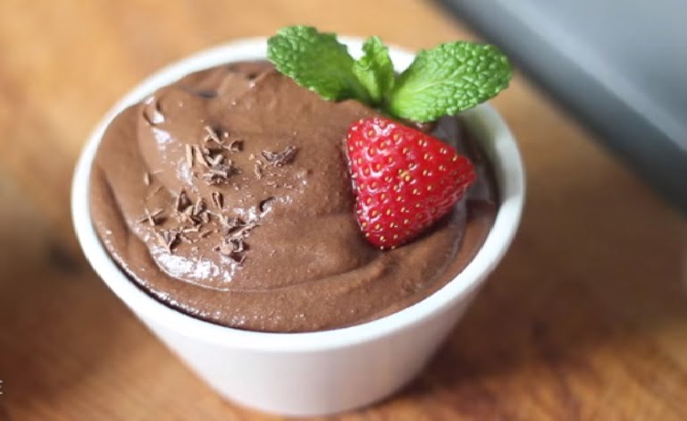 In the mood for dessert but want something vegan and low carb? Look no further! Check out this delicious vegan and keto friendly avocado chocolate mousse.