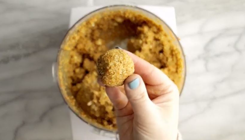Looking for a vegan and low carb dessert that tastes amazing? Then you ought to try these raw, vegan, keto friendly and delicious carrot cake bites.