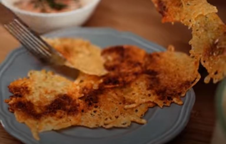 Looking for that perfect crunchy snack? Check out this super easy and delicious cheese chips that are vegan and keto friendly.
