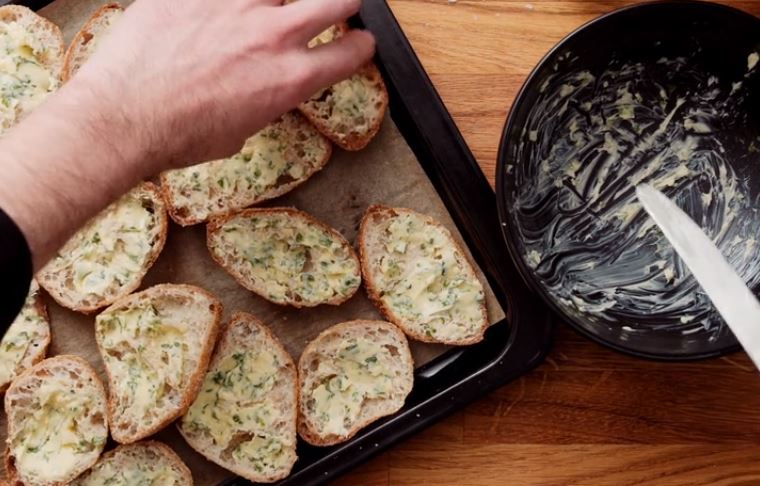 Looking for an easy, tasty, vegan and low carb snack? Chek out this delicious recipe for vegan and keto friendly garlic bread!