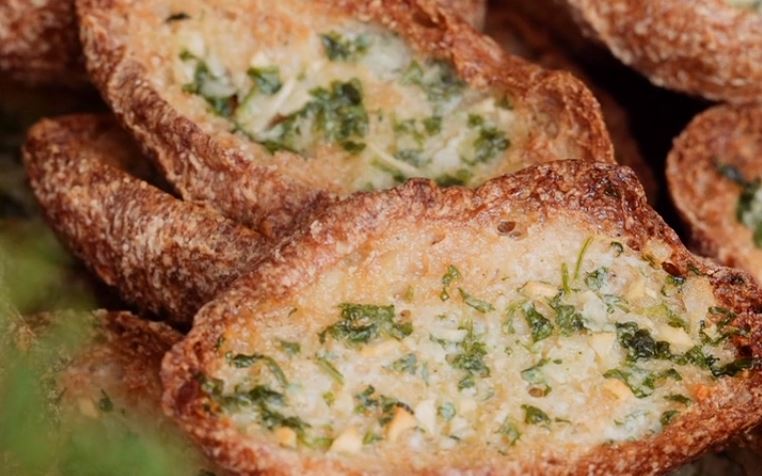 Looking for an easy, tasty, vegan and low carb snack? Chek out this delicious recipe for vegan and keto friendly garlic bread!