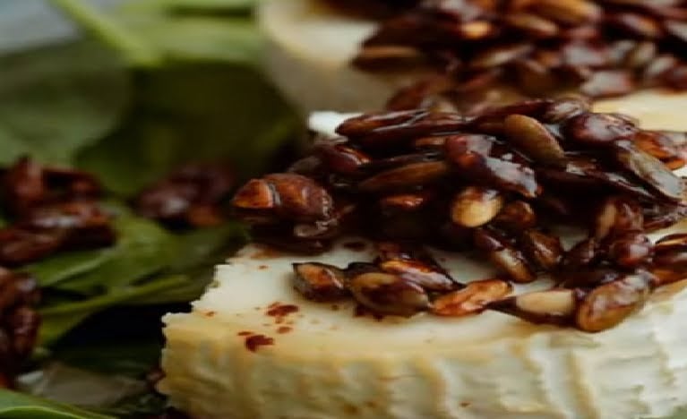 Ready for a yummy, super easy and healthy salad? You will absolutely love this vegan and keto friendly goat cheese salad with balsamico butter!