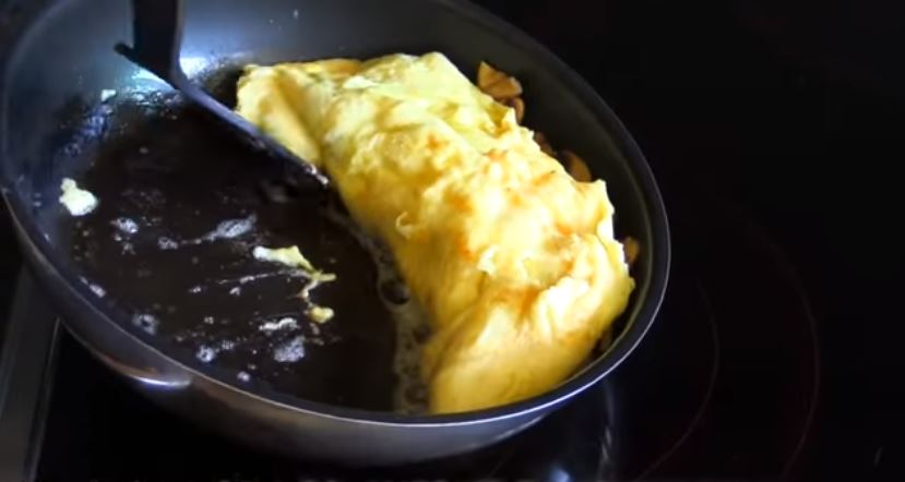 If you are an omelet person in the mornings, then this mushroom omelet you must try! This recipe is vegan and keto friendly and simply delicious.
