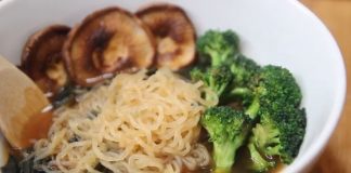 Looking for a lunch option that's easy, healthy, vegan and keto-friendly! Try this fantastic vegan and low carb shirataki noodles with almond butter sauce.