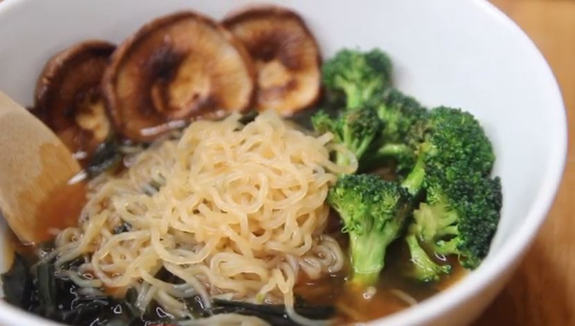 Looking for a lunch option that's easy, healthy, vegan and keto-friendly! Try this fantastic vegan and low carb shirataki noodles with almond butter sauce.