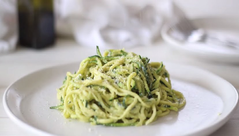 Looking for a healthy lunch alternative? Look no further! Check out this delicious vegan and keto friendly zucchini noodles with spinach pesto!