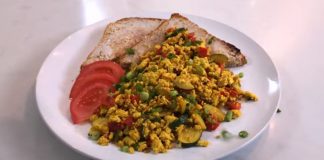Ever wondered what do vegans eat for breakfast? There's a lot of recipes and one of the most popular is this simple and super delicious tofu scramble!