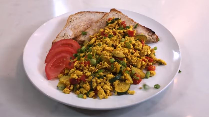 Ever wondered what do vegans eat for breakfast? There's a lot of recipes and one of the most popular is this simple and super delicious tofu scramble!