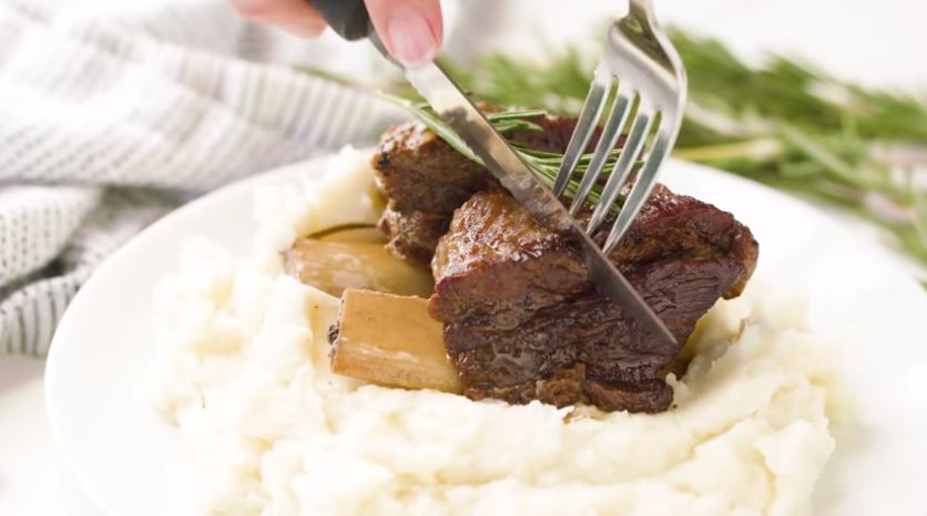 Looking for a tasty meal that is keto friendly and that you can make in your slow cooker? Check out this delicious slow cooker keto beef short ribs.