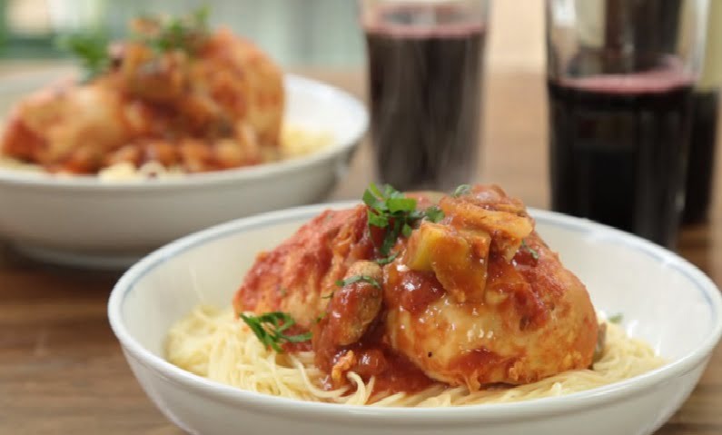 Craving for a delicious, easy and healthy recipe? Make your own at home with this fantastically delicious slow cooker keto chicken Cacciatore.
