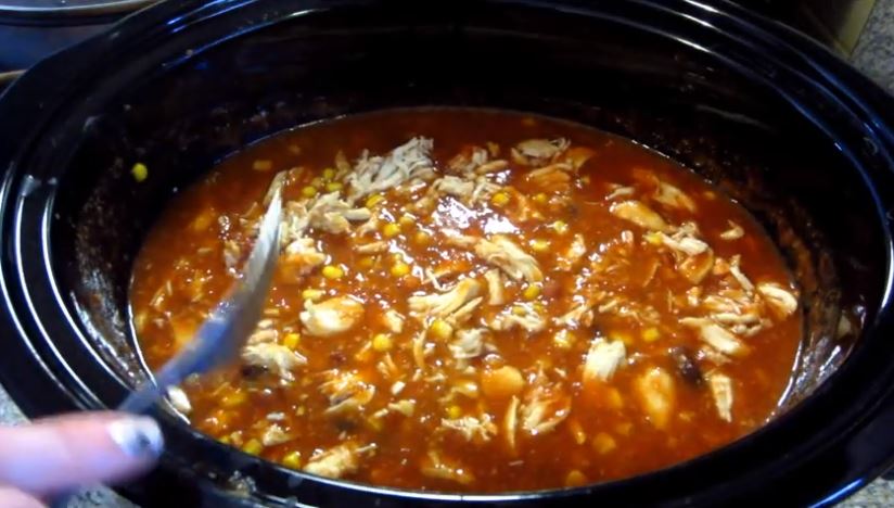 It's lunch time and you don't know what to cook? Check out this fantastic slow cooker keto chicken taco soup! Super easy and tasty!
