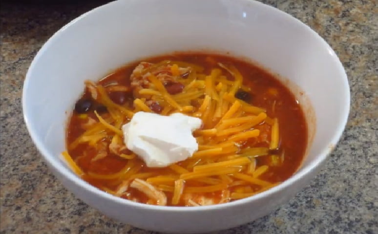 It's lunch time and you don't know what to cook? Check out this fantastic slow cooker keto chicken taco soup! Super easy and tasty!