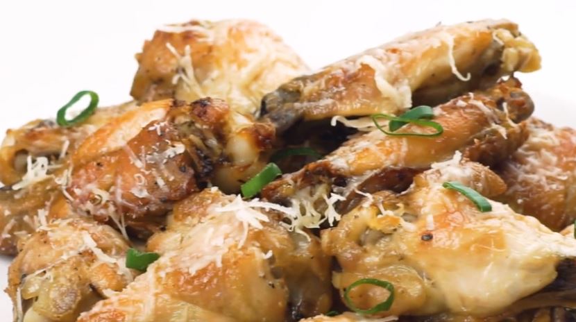 Lunch time is approaching and you are in the mood for wings? Then check out this delicious slow cooker keto chicken wings, simple yet super tasty.