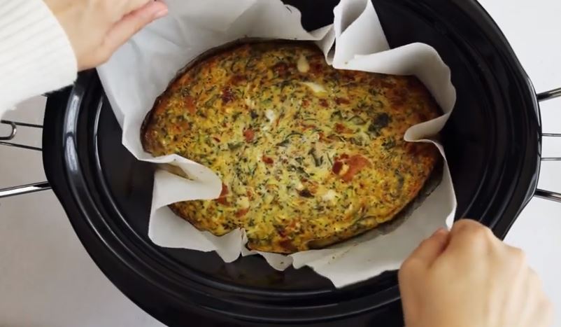 In the mood for a yummy, easy, healthy and filling breakfast? Then check out this fantastic and delicious slow cooker keto frittata!