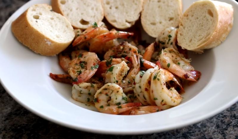 Looking for a fancy snack that you can make in your slow cooker? Then check out this yummy slow cooker keto garlic shrimp recipe!