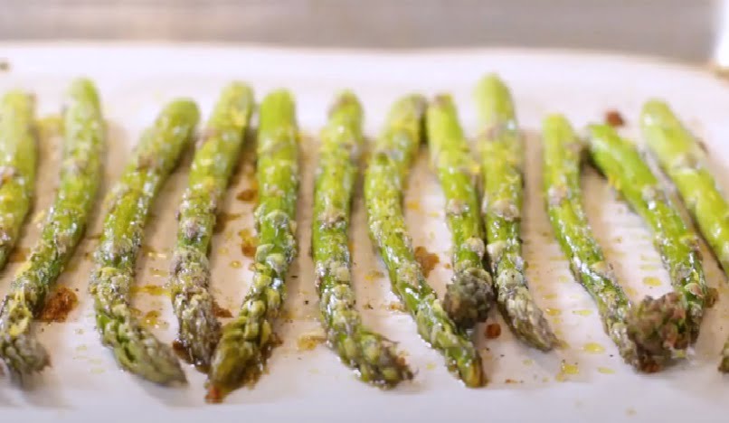 Looking for a keto friendly side dish you can make in your slow cooker? Check out this delicious slow cooker lemon garlic asparagus recipe.