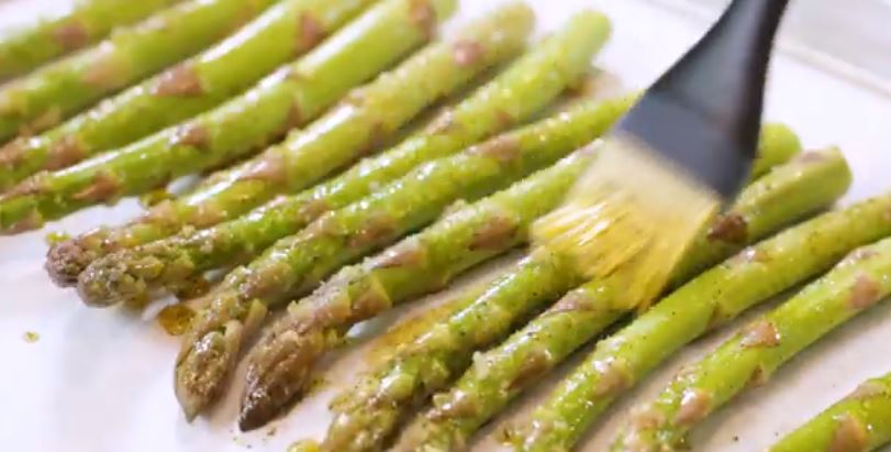Looking for a keto friendly side dish you can make in your slow cooker? Check out this delicious slow cooker lemon garlic asparagus recipe.