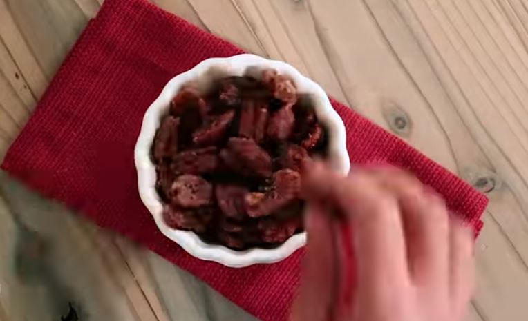 In the search for a sweet and low carb snack? Try this fuss free slow cooker keto sweet pecans recipe and impress everyone at home with this yummy treat!