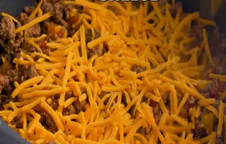 Don't feel like doing much cooking for dinner but still want something yummy and healthy? Then check out this fantastic slow cooker keto taco casserole.