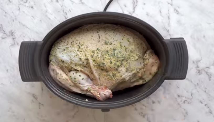 It's dinner time and you want something easy, low carb and delicious? Then check out this fantastic slow cooker keto turkey breast.