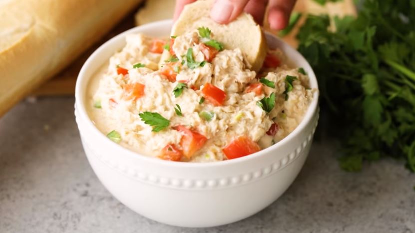 Get ready to impress with this delicious slow cooker keto crab dip recipe, it's not only easy and flavorful but also keto friendly.
