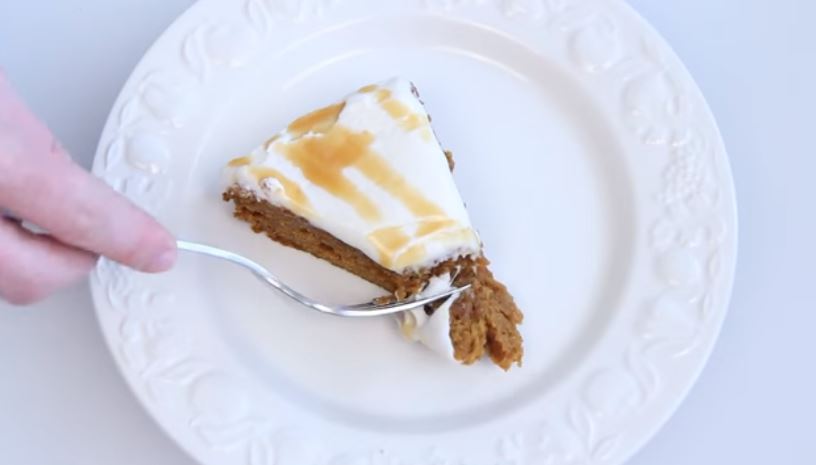 In search of a wonderful fall treat? Then this slow cooker keto pumpkin spice cake is just the way to go! Perfect to share with the whole family.