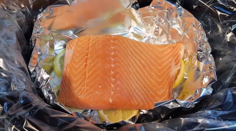 Is lunch time and you don't know what to make but you want something healthy and tasty? Check out this delicious slow cooker keto salmon recipe.